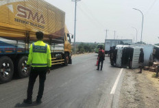 Hindari Motor, Truk Box Terguling di Jalingkut Margadana Tegal