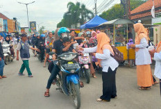 Wujud Kepedulian di Bulan Ramadan, Dharma Wanita Comal Pemalang Bagikan Takjil kepada Warga