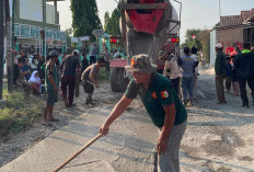 Tak Kunjung Diperbaiki, Warga Slatri Swadaya Cor Jalan di Brebes 