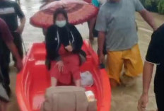 Perjuangan Ibu Hamil di Tegal: Terjang Banjir Sidaharja Pakai Perahu Demi Menuju Rumah Sakit