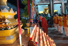 Paringati Hari Raya Waisak 2570 BE, Umat Buddha di Tegal Nyalakan Pelita Kebahagiaan dengan Pengawalan Polisi