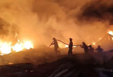 Kebakaran Gudang Limbah di Slatri Brebes: Api Masih Berkobar Hingga Malam Hari