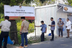 KPU Kota Tegal Pasang Plang Larangan demi Amankan Aset Negara di Debong Kulon