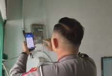 Ramadan, Polisi di Brebes Bagikan Token Listrik Gratis di Sejumlah Musala