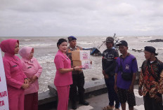 Dihempas Ombak Besar, Kapal Nelayan Kandas di Sekitar Obyek Wisata Pantai Alam Indah Tegal