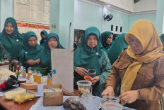 Dorong Pengelolaan Sampah Organik, Kader PKK di Brebes Diajak Membuat Eco Enzyme