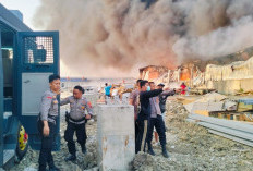 Hari Ketiga Kebakaran Gudang di Slatri Larangan Brebes, Api Masih Menyala