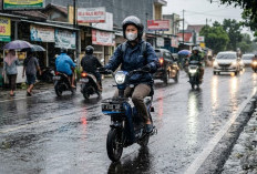 10 Tips Aman Berkendara Sepeda Listrik Saat Gerimis Agar Tidak Takut Korslet di Jalan