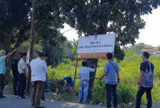 KPU Kota Tegal Pasang Plang Larangan demi Amankan Aset Negara di Debong Kulon