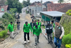 Ketua DPRD Kabupaten Tegal Berikan Bantuan Pada Pengungsi di Padasari