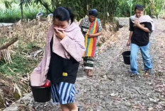 Sumur Mengering, Warga Jatinegara Tegal Mandi di Pinggir Sawah