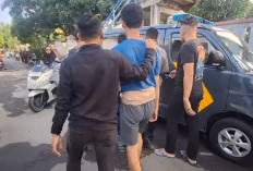 Geger, Dua Pelajar di Brebes Nekat Panjat Tower Setinggi 50 Meter