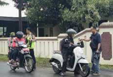 Wartawan dan Polsek Bodeh Bagi Takjil Gratis untuk Warga Pemalang