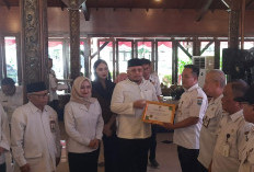 Wali Kota Tegal Dedy Yon Supriyono Serahkan Bantuan dari Baznas ke Sejumlah Mustahik