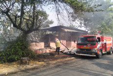 Warung Terbengkalai di Tegal Terbakar, Petugas Gercep Padamkan Api