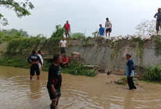 Pasca Banjir Losari Brebes, Warga Buat Tanggul Darurat