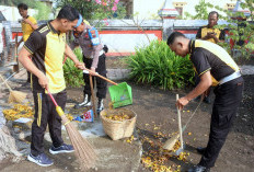 Polisi di Tegal Bersih-bersih Musala Hingga Pura