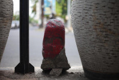 Misteri Batu Merah Simpang Gili Tugel Tegal, Benarkah Terkait Titik Nol dan Warisan Sejarah?