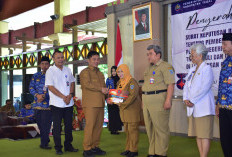 Bupati Tegal Serahkan SK Pensiun 90 PNS, Pastikan Hak Gaji dan Pangkat Aman