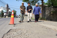 Aksi Swadaya Warga Mejasem Barat Tegal: Tambal Jalan Berlubang Pakai Uang Pribadi