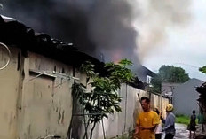 3 Armada Damkar Berjibaku Padamkan Kebakaran Pasar Loak Terminal Adiwerna