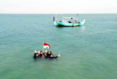 Moment Menegangkan HUT ke-81 RI: Bendera Merah Putih Berkibar di Dasar Laut Rembang