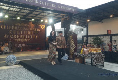 Aksi Wali Kota Tegal dan Ketua Dekranasda di Catwalk Fashion Show Hari Batik 2026