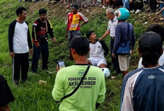 Viral! Detik-detik KA Sangkuriang Temper Pemotor di Perlintasan Sebidang Jember 