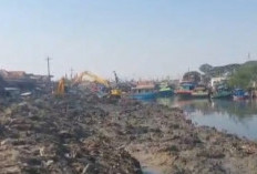 Pendangkalan Kian Parah, Nelayan di Brebes Keruk Sungai Secara Swadaya