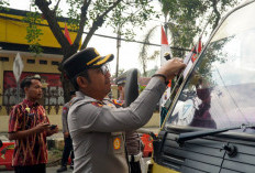 Menyambut HUT ke-81 RI, Polres Tegal Turun ke Jalan Bagi-bagi Bendera Gratis