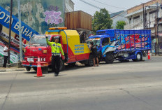 Pengemudi Truk Luka Usai Tabrakan di Simpang Pasar Sore Tegal