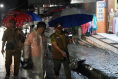 Tinjau Langsung Banjir Luapan di Jalan Raya Bojong, Bupati Tegal: Utamakan Keselamatan