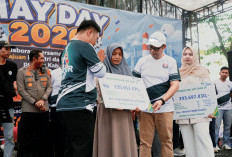 Hadiri Peringatan May Day, Bupati Tegal Serahkan Santunan bagi Keluarga Pekerja