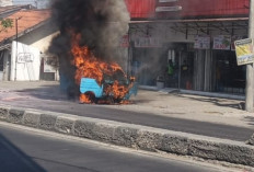 Detik-detik Sebuah Mobil Mogok Lalu Terbakar di Pantura Brebes Terekam CCTV