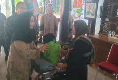 Terima Bantuan, Penyandang Disabilitas di Brebes Tersenyum Ceria