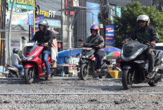 Pemeliharaan Rel KA Jalan AR Hakim Kota Tegal: Kerikil Bahayakan Pengendara