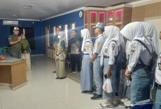 Belajar Media Online, Tim Jurnalistik SMK Satya Praja 2 Petarukan Pemalang Sambangi Radar Tegal