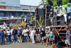 Demo Peternak Unggas Pati: Telur dan Ayam Dilempar ke Kantor Bupati