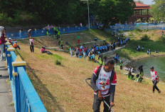 Ratusan Siswa dan Warga Turun Bersih-bersih Waduk Malahayu Brebes