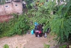 Tanah Tiba-tiba Amblas, Sebuah Mobil Terperosok ke Sungai di Brebes