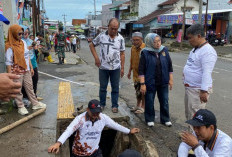 Turun ke jalan, Hj Sri Lestari Bersihkan Jalan Raya Bojong Tegal dari Sampah Banjir