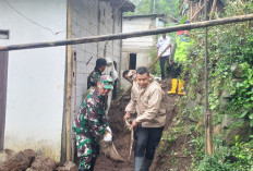 Desa Sumbarang Tegal Longsor, Evakuasi Material Dibantu Aparat
