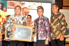 Ajib Ach! Anggota DPRD Brebes Pamor Wicaksono Raih Penghargaan Tokoh Inspiratif