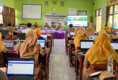 Transformasi Digital Sekolah, 32 Guru SMP Tegal Dilatih Gunakan Papan Interaktif