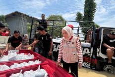 Bantu Warga, Ragil Tresna Anggota DPRD Kabupaten Tegal, Terjun Langsung di Lokasi Banjir Sidaharja