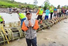 Pasang Bronjong di Sungai Pedes, Polres Tegal Ajak Warga Dukuhbenda Kerja Bakti