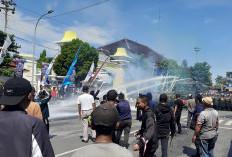 Jelang Hari Buruh Internasional, Penanganan Aksi Unjuk Rasa di Tegal Disimulasikan