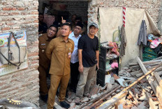 Rumah di Adiwerna Kabupaten Tegal Mendadak Ambruk, Bupati Ischak Salurkan Bantuan Rp25 Juta Lebih untuk Korban