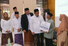 Taj Yasin Serahkan Bantuan Jambanisasi dan RTLH Baznas Jawa Tengah