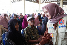 Pemkot Serahkan 150 Paket Sembako untuk Warga Terdampak Banjir di Tegal